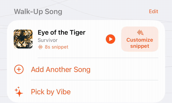 Animación: un dedo desliza hacia la izquierda sobre la fila de la canción Eye of the Tiger en GameDay DJ, aparece un botón rojo de Quitar y un toque elimina la canción